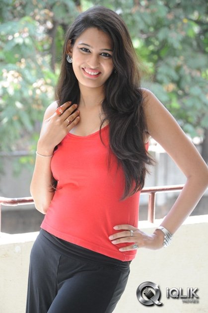 Swetha-Jadhav-at-Inka-Emi-Anukoledu-Movie-Press-Meet